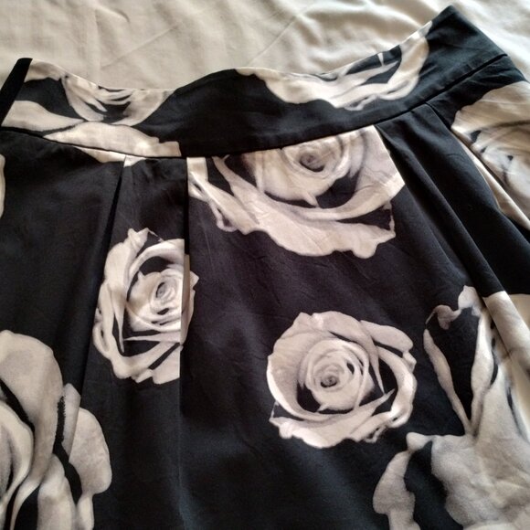WHITE HOUSE BLACK MARKET Black & White ROSE Print Full PLEATED Skirt Sz 8 - Picture 2 of 6